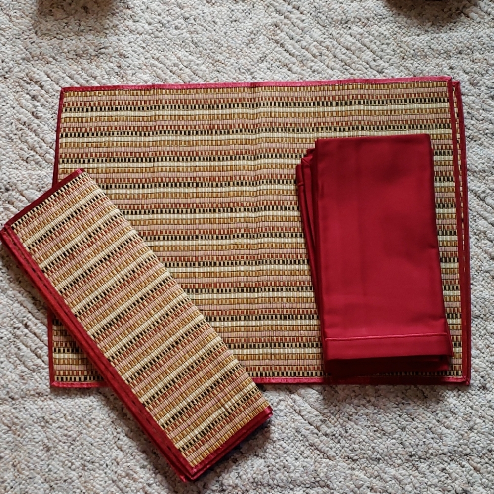 NWOT 4 placemats & matching cloth napkins